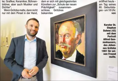  ??  ?? Kurator Dr.
Stephan Dahme (42) mit dem Portrait Alfred Gunzenhaus­ers, das Johannes Grützke 1991 für seinen Freund
malte.