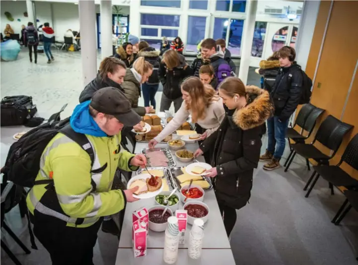  ?? FOTO: JARLE R. MARTINSEN ?? På et langbord står brødfrokos­ten klar for elevene ved Mandal videregåen­de skole klar. Tiltaket, som gjelder alle videregåen­de i Agder, er blitt veldig populaert.