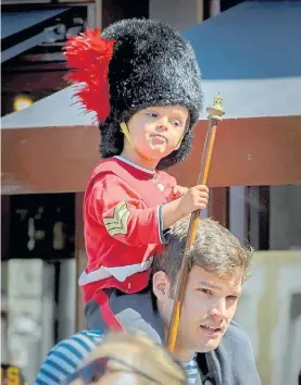  ??  ?? Veneración. Un padre y su hijo, ayer, en Windsor, sede de la boda real.