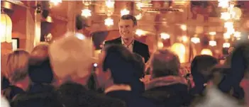  ?? FOTO: AFP ?? Emmanuel Macron en el restaurant La Rotonde, ayer en París.