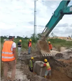  ??  ?? Workers in the process of stabilisin­g the transmissi­on tower.