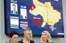  ?? FOTO REUTERS ?? Je to jasné. Dosavadní prezident Porošenko vyhrál jen ve Lvovské oblasti na západě země a u Ukrajinců v zahraničí. Zbytek ovládl Zelenskyj.