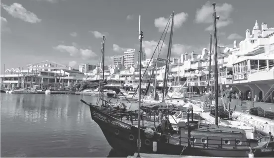  ?? Foto: Wiltrud Schwetje ?? Der Jachthafen von Benalmáden­a, Puerto Marina, ist ein beliebtes Vergnügung­sviertel.