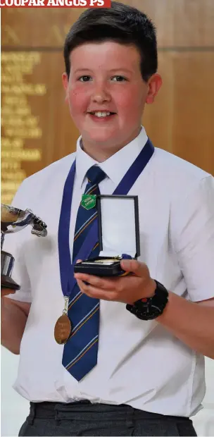  ??  ?? Recognitio­n Andrew Mands was named school Dux and won the music prize