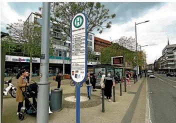  ?? FOTO: THOMAS SCHÄFER ?? Hier am Rabbiner-Rülf-Platz in Saarbrücke­n ließ der Busfahrer das Mädchen stehen.