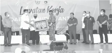  ?? — Gambar JaPen ?? TERIMA KASIH: Malcom (kiba) maya ba pengerami ti diatur ba Dewan Sukan, Kompleks Sukan Lubok Antu nyuaka tepa ngagai Abang Johari seraya diperatika Masing sereta sida ke bukai, kelai terima kasih udah nemuai seraya bejalaika pengawa ke Pelilih Menua Lubok Antu, kemari.