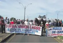  ??  ?? Vista del grupo de personas que cerró la ruta PY01 en Santiago, Misiones, contra el intendente Ignacio Larré.