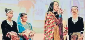  ??  ?? Singer Ila Arun gifting ‘ghagharas’ to children from Navsrijan school