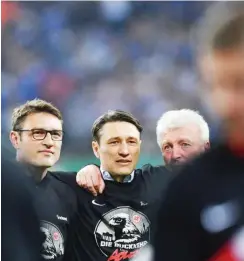  ?? Foto: dpa/Bernd Thissen ?? Noch in bester Eintracht: Niko Kovac (M.) und sein Bruder und Co-Trainer Robert (l.) sowie Co-Trainer Armin Reutershah­n