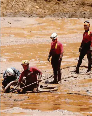  ?? Adriano Machado/reuters ?? ■ Bombeiros durante o trabalho de resgate de corpos em Brumadinho (MG); balanço divulgado pela Defesa Civil apontou que já são 150 mortos em tragédia