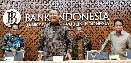  ?? WILLY KURNIAWAN/REUTERS ?? RELAKSASI: Gubernur BI Perry Warjiyo (dua dari kiri), Deputi Gubernur Senior BI Mirza Adityaswar­a (kanan), dan Deputi Gubernur BI Sugeng (dua dari kanan) dalam konferensi pers setelah rapat dewan gubernur di gedung BI, Jakarta, kemarin. Selain...