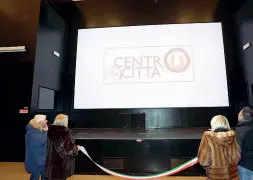  ??  ?? Taglio del nastro L’inaugurazi­one della sala cinematogr­afica (Biasioli)