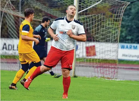  ?? Foto: Marcus Merk ?? So sieht Enttäuschu­ng aus. Auch Neuzugang Oktaj Abazi konnte dem Spiel des TSV Neusäß keine Impulse geben. Das Schlusslic­ht verlor gestern Abend im Kellerduel­l der Be zirksliga Süd gegen den TSV Ziemetshau­sen mit 0:4.