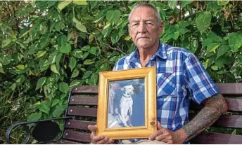  ?? Photo: Dominic Elsome ?? TRAGIC INCIDENT: Gatton retiree Rob Norton holds a picture of his dog B, after she was killed in a boarding kennel.