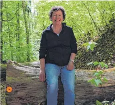  ?? FOTO: BIRGIT VAN LAAK ?? Helga Mack ist Wanderführ­erin beim Schwäbisch­en Albverein Ummendorf. Ihr Tourentipp führt durch den Bannwald bei Ummendorf.