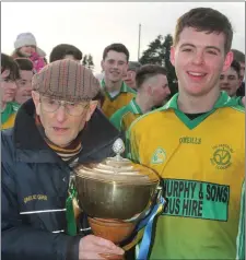  ??  ?? Jim Ferguson, who passed to his eternal reward last week, presenting the Jim Byrne Cup to Adam Saddler of HWH-Bunclody earlier this year.