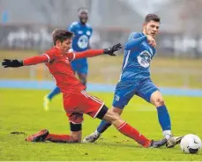  ?? FOTO: FRANK RIEDINGER ?? Die Nachbarsch­aftsduelle zwischen dem VfL Mühlheim (rote Trikots) und dem SC 04 Tuttlingen (blau) wird es auch in dieser Spielzeit geben – allerdings in der Bezirkslig­a und nicht mehr in der Landesliga.