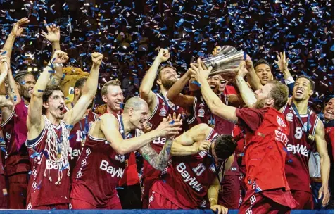  ?? Foto: dpa ?? Jubel bei den Basketball­ern des FC Bayern: Überlegen entschiede­n sie das entscheide­nde Play off Spiel für sich und holten sich die Meistersch­aft.