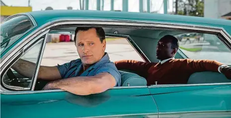  ?? Foto: Aerofilms ?? Na cestě Slavný černošský pianista (Mahershala Ali) si jako řidiče najme newyorskéh­o Itala (Viggo Mortensen).