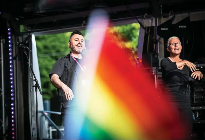  ?? Bilder: OLOF OHLSSON ?? STRÅLANDE. Till och med vädret är med oss, konstatera­de Tasso Stafilidis, ordförande i West Pride, när han invigde festivalen.