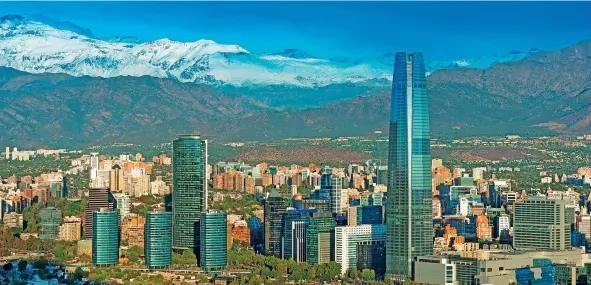  ?? Shuttersto­ck ?? Skyline de la ciudad de Santiago. Chile es, junto a Perú el país que más puestos ha perdido en el ranking.