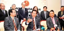  ?? ?? Lee stresses a point during a press conference at the DUN Complex. Flanking him are his deputy ministers Datuk Dr Jerip Susil (left) and Dato Henry Harry Jinep.