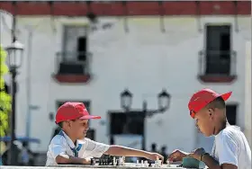  ?? EFE ?? La Habana. Dos niños jugando en un área recreativa de La Habana Vieja.