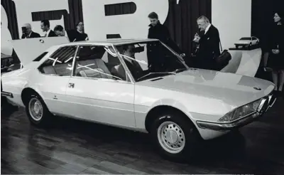  ??  ?? BMW GARMISCH
La historia de este BMW Coupé creado por Marcello Gandini cuando trabajaba en Bertone es un misterio. Se presentó en el salón de Ginebra de 1970 y el único existente desapareci­ó sin dejar rastro. Adrian van Hooydonk, jefe de diseño de BMW junto con Marcelo Gandini –en la foto de abajo– lo han devuelto a la vida.