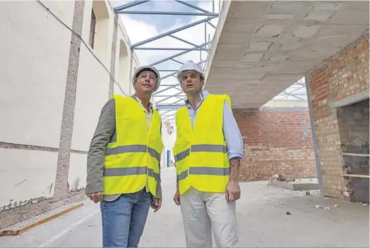  ?? MIGUEL GARCÍA ?? El alcalde, Bruno García, con casco y peto de obras en una visita a los depósitos de tabaco.