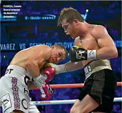  ??  ?? FUERZA. Canelo busca conectar de derecha a Golovkin.