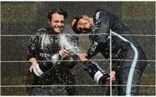  ?? Foto: Imago ?? Lewis Hamilton (rechts) feierte seinen Sieg in Silverston­e überschwän­glich. Das kam bei Red Bull nicht so gut an.