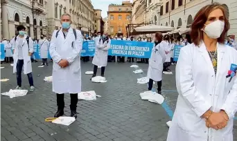  ?? ?? Protesta La manifestaz­ione dei medici di emergenza-urgenza in piazza Santi Apostoli a Roma