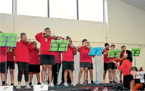  ?? KYMBERLEE FERNANDES ?? The students of Viscount School performing at the violin concert following teacher Mei Fong Edgar’s lead.