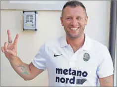  ??  ?? ALEGRÍA. Cassano tras el reconocimi­ento médico con el Verona.