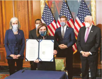  ?? REUTERS ?? Mientras la líder demócrata del Congreso, Nancy Pelosi, presentó la acusación, el íder republican­o del Senado dijo que el veredicto no llegará antes de que Trump deje el cargo/