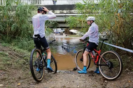  ?? (Photos Frank Tetaz et Laurent Seguin) ?? Coincés par la montée des eaux, les cyclistes n’ont pu que constater les dégâts hier.