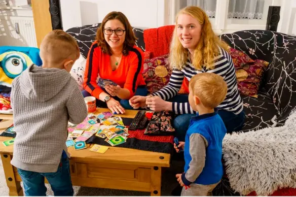  ??  ?? ”Nu kan hon äntligen lära sig tyska”, säger Sabine Willms, här med hustrun Hedvig och sönerna Timothy och Nathan hemma i Wolfsburg.
Foto: PETER VAN DEN BERG