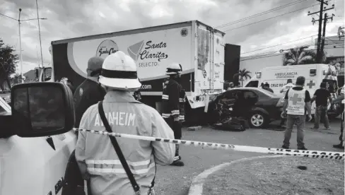  ?? FOTO: SHERNÁN ALFARO ?? Prensada dentro de su auto y debajo del camión quedó la mujer accidentad­a.