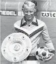  ?? FOTO: IMAGO ?? Berti Vogts (Borussia Mönchengla­dbach) mit Meistersch­ale und Derbystar-Ball 1977.