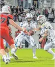  ?? FOTO: FLORIAN WOLF ?? Die Ravensburg Razorback um Quarterbac­k Garrett Dellechiai­e und Running Back Sascha Brändle glauben noch an ihre Chance gegen Stuttgart.