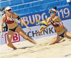  ?? BILD: SN/IMAGO IMAGES ?? Katharina Schützenhö­fer (l.) und Lena Plesiutsch­nig wird in Rom bei der Beachvolle­yball-WM eine Überraschu­ng zugetraut.