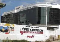  ??  ?? Ataques. López Obrador acusó a J.J. Rendón de las bardas pintadas atribuidas al PSUV apoyándolo. Aseguró que en Morena no quieren violencia.