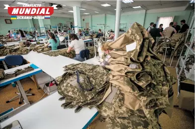  ?? EFE ?? Con el derrumbe de empleos, una textil se mantiene bordando uniformes militares en Krivoi