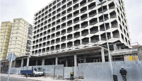  ?? SANTI GARCÍA ?? Obras en el hotel Lisboa de Badajoz, que permanece cerrado al público.