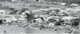  ?? Pictures: KOWIE MUSEUM ?? HISTORIC VIEW: Jetties off Van der Riet Street: the Kowie River as Ronnie Samuel probably knew it (the date of this photograph is unknown). Were Mannie’s home and ship chandler premises the buildings on either side of the big tree?