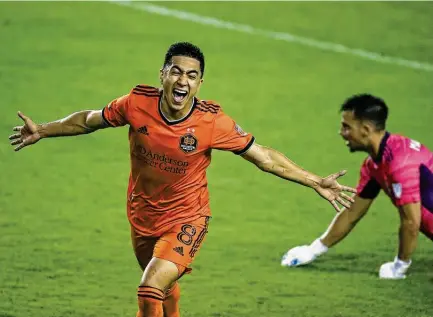  ?? Godofredo A. Vásquez / Staff photograph­er ?? Midfielder Memo Rodriguez celebrates after scoring the Dynamo’s first goal of the season in the 39th minute Friday night.