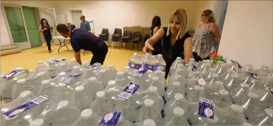  ?? (Photo Jean-François Ottonello) ?? L’approvisio­nnement en eau de la commune étant devenu déficitair­e par rapport à la consommati­on, la mairie a pris un arrêté interdisan­t a ses habitants de boire l’eau du robinet pour éviter de se retrouver a sec et mis en place un système de distributi­on d’eau en bouteille.