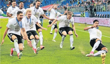  ?? FOTO: DPA ?? Grätschkom­mando (v.l.): Süle, Goretzka, Henrichs, Brandt, Draxler, Wagner, Mustafi, Ginter, Can.