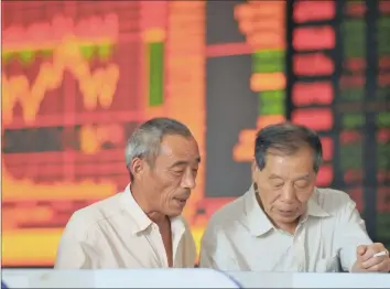  ?? PHOTO: REUTERS ?? Investors check stock informatio­n in Fuyang, Anhui province, in China, whose slowing growth has hurt the emerging markets.