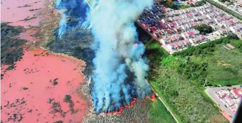  ?? BOMBEROS ALICANTE ?? Imagen aérea del incendio en la que se aprecia la proximidad del fuego a las viviendas